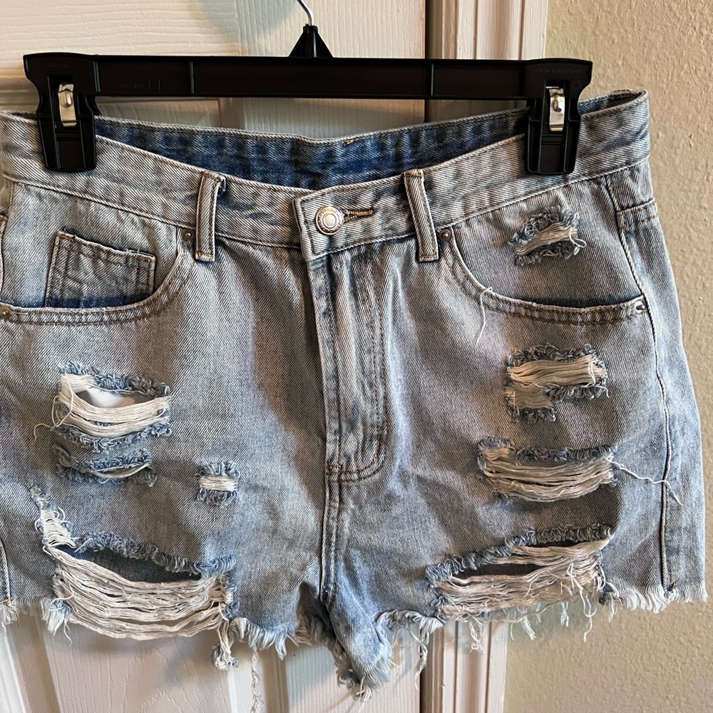 RIPPED HIGH WAISTED SHORTS